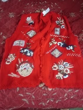 Red Embroidered Floral Women’s Sweater Vest Vtg